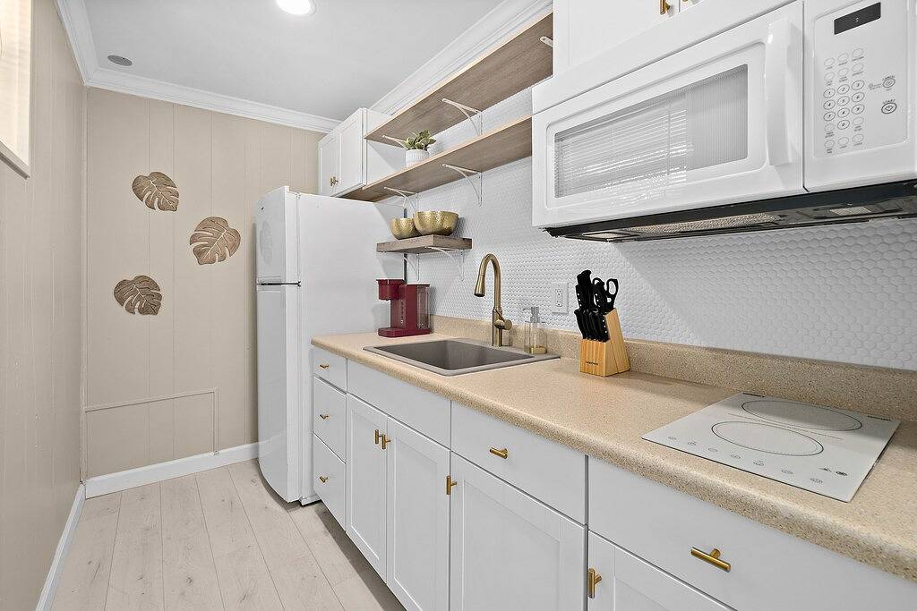 Tropical Oasis - 1 block to beach - close to downtown in Cocoa Beach, Space Coast