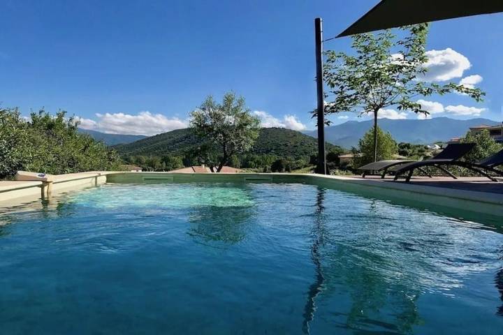 Villa pour 4 personnes, avec terrasse ainsi que jardin et piscine, animaux acceptés