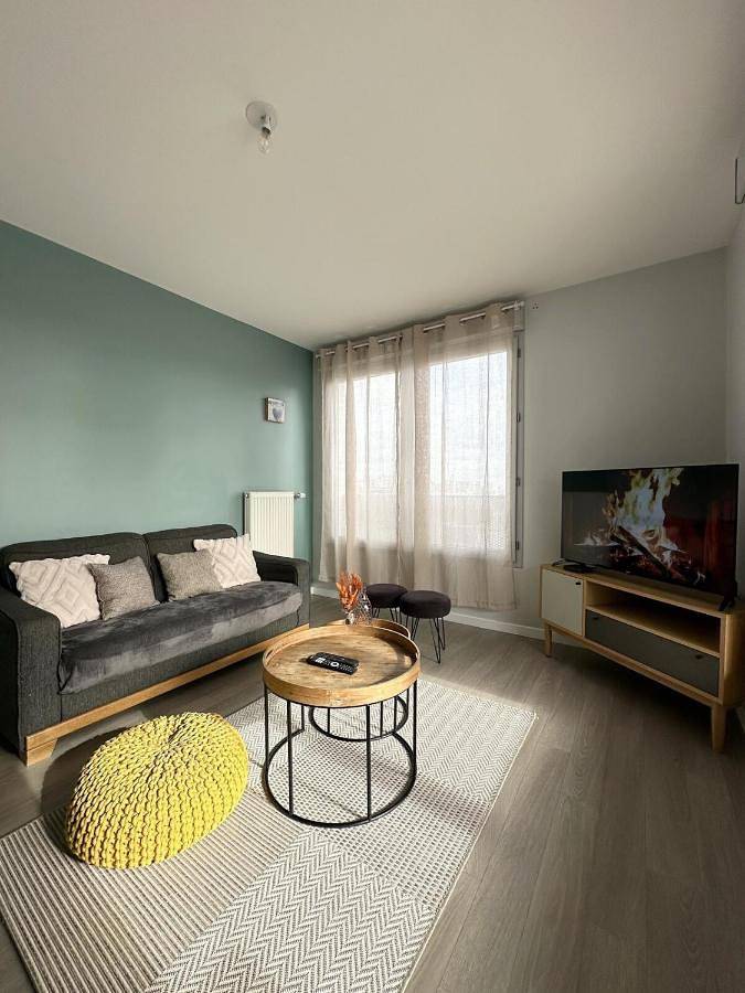 Appartement entier, Cozy T2 au pied de la gare in Évry-Courcouronnes, Essonne
