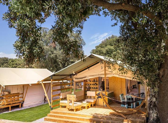 Zelt für 4 Personen, mit Terrasse und Garten sowie Kinderpool und Pool in Amarin