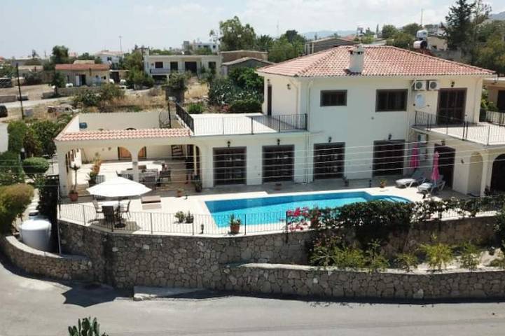 Vacation rental for 10 people, with yard and terrace in Cyprus