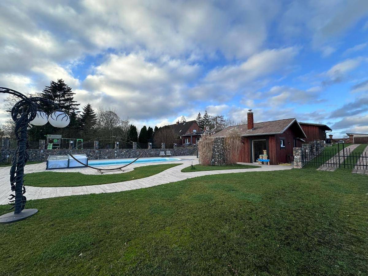 Ferienhaus Mila - Pool, Sauna, Whirlwanne, 5000qm Privatgelände mit Bolzplatz in Laage, Mecklenburgische Seenplatte