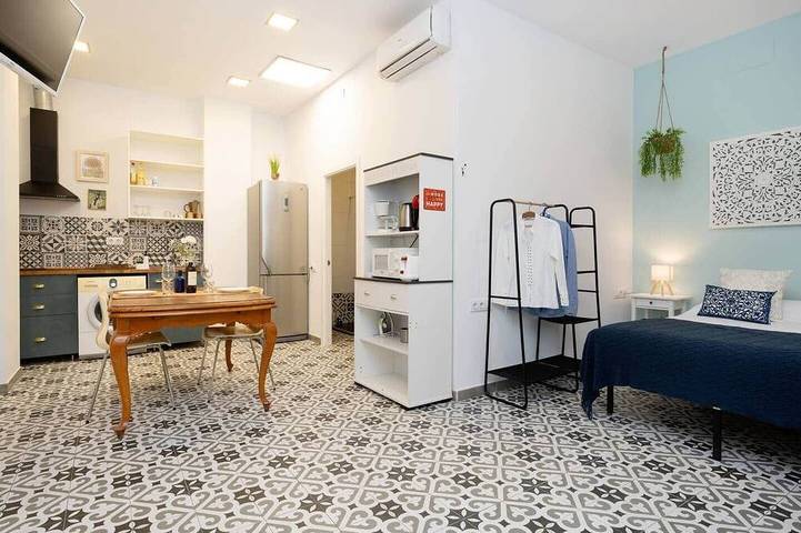 Entire apartment, Studio 10' walk to the beach and 20' Barcelona city center / 15' Forum Barcelona in Sant Adrià de Besòs, Barcelonès