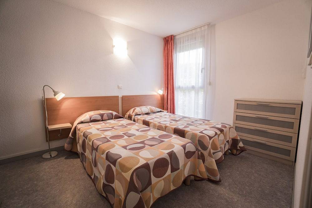 Entire apartment, Air-conditioned T2 ground floor in 3-star residence with heated pool in Salies-de-Béarn, Béarn