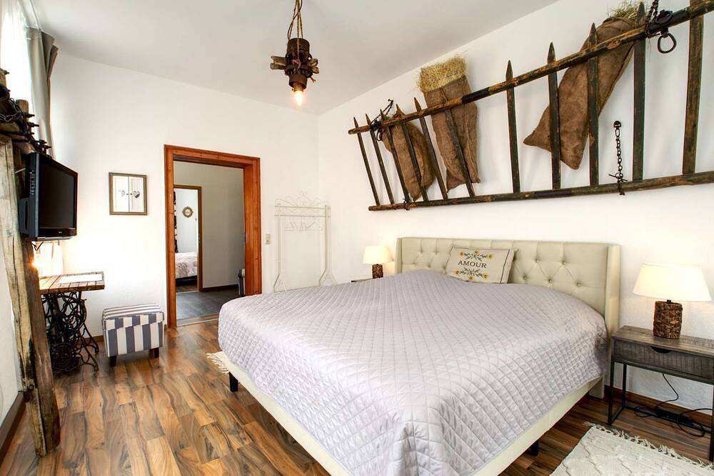 Geheel appartement, Spacious vacation apartment for up to 8 people centrally located next to St. Annenkirche church in Annaberg-Buchholz, Ertsgebergte