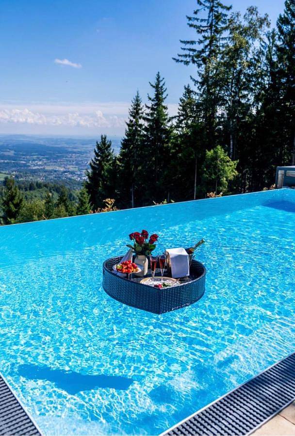 Ferienhaus für 6 Personen, mit Whirlpool und Terrasse sowie Garten und Pool