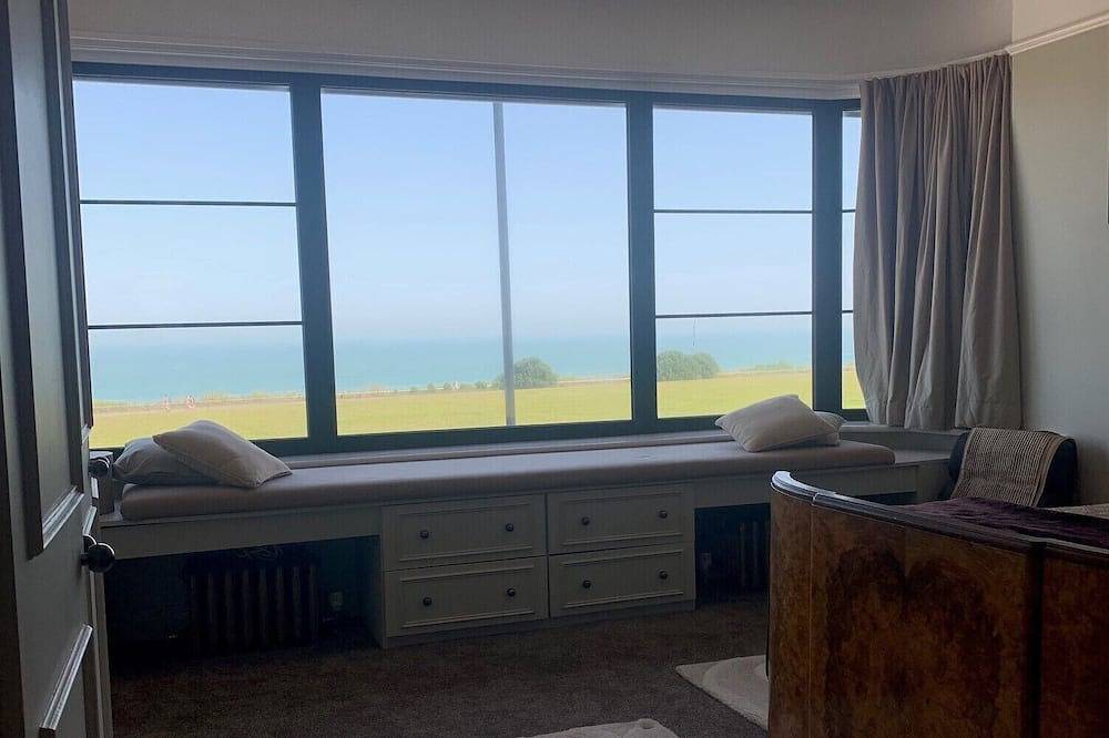 5 double bedroom Art Deco Villa by the sea with heated pool in Botany Bay, Kent