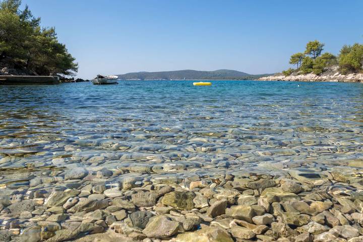 Holiday House Robinson - Juwel am Strand mit Whirlpool in Milna, Brac