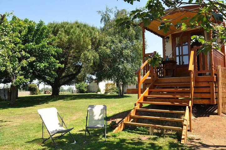 Gîte pour 2 personnes, avec Terrasse ainsi que Jardin et Piscine à La Gripperie-Saint-Symphorien