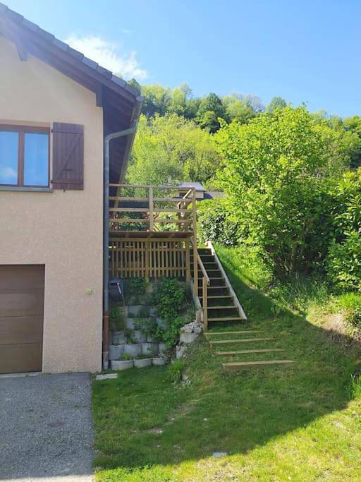 Gîte pour 2 personnes, avec jardin ainsi que terrasse et vue dans Curienne - 4