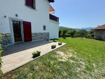 Gîte pour 3 personnes, avec vue et jardin à Irissarry