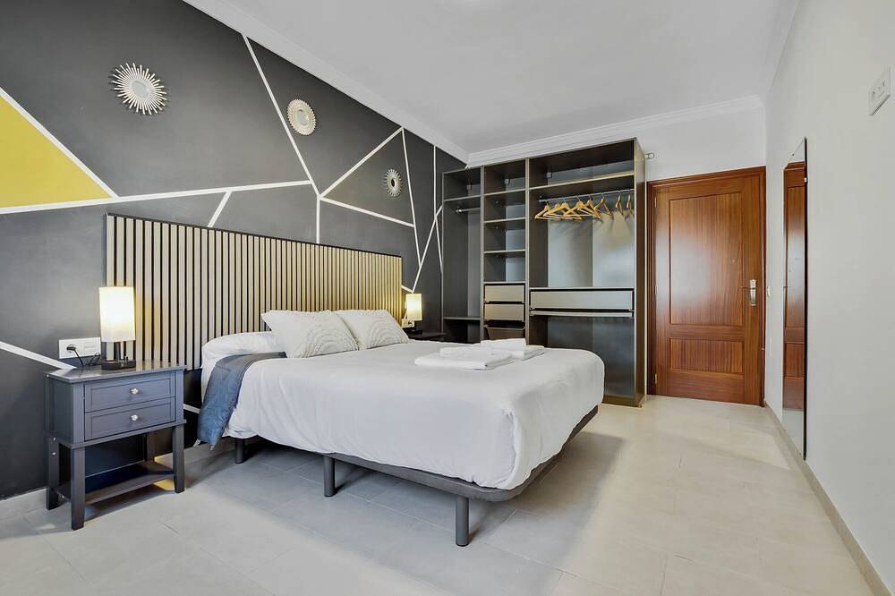 Spacious villa 5 min from the airport. Ideal for families and large groups in Churriana, Malaga
