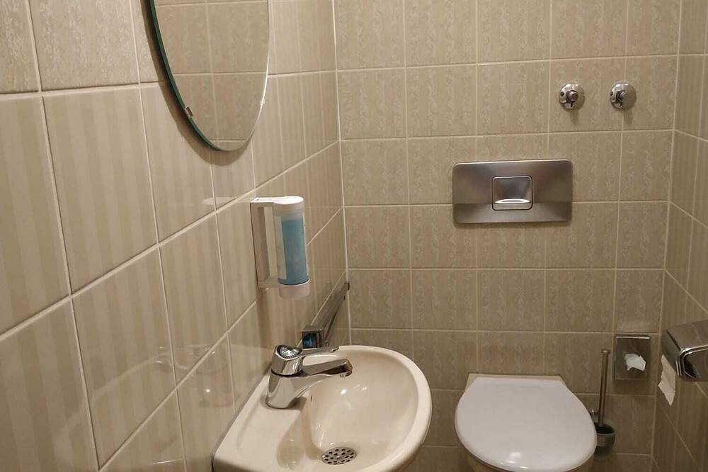 Ganze Wohnung, Familienzimmer Classic, Retro mit Balkon, 1 Doppelbett+1 Einzelbett in Donaueschingen, Mittlerer Schwarzwald