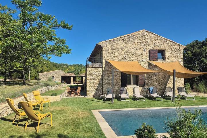 Location de vacances pour 8 personnes, avec piscine à Auribeau