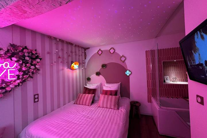 Ganze Wohnung, Love Room with spa & starry sky in Pézenas, Mittelmeerküste (Frankreich)