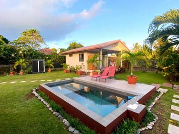 Gîte pour 2 personnes, avec piscine et jardin dans Taravao