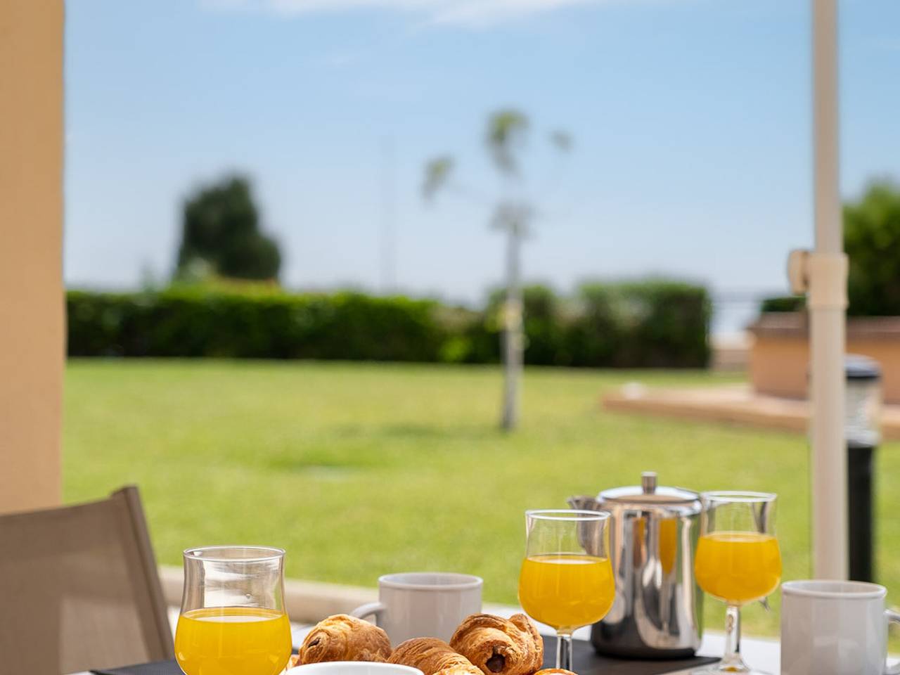 Entire apartment, Modern apartment in Mijas Costa with shared pool, air conditioning and parking in Mijas Costa, Mijas