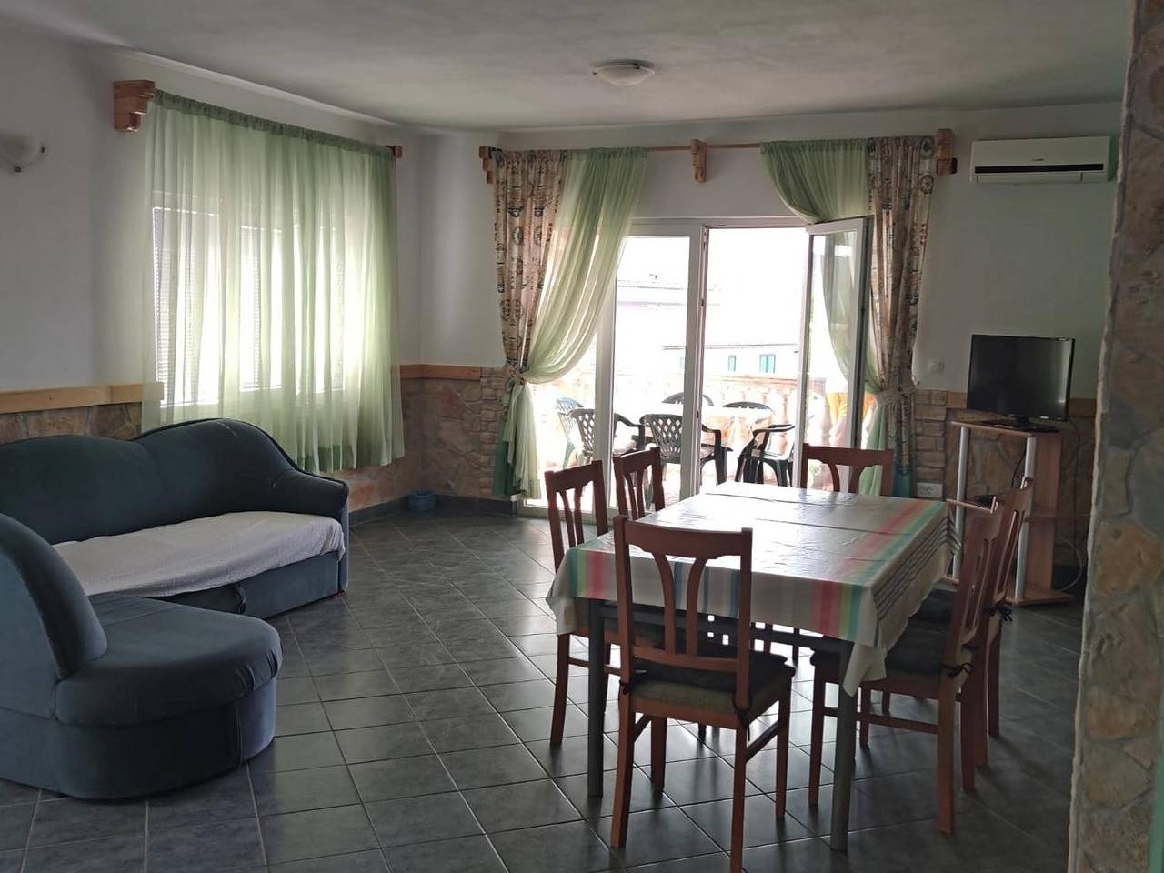Ganze Wohnung, 2-Zimmer-Ferienwohnung mit Terrasse und Meerblick Grebastica, Sibenik A-24934-d in Zaboric, Šibenik-Knin