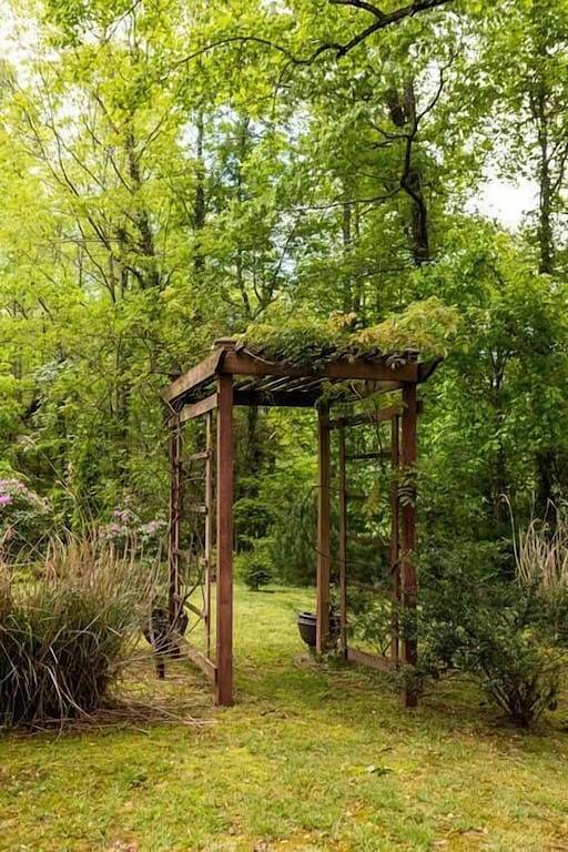 Genießen Sie die Gelassenheit in Saluda! Ein 110 Jahre altes Bauernhaus auf 2 Hektar schönen Gärten in Saluda, Polk County NC