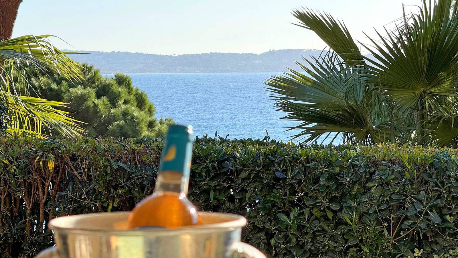 Entire holiday apartment, T2 apartment - 2/4 people - Sea view - Air conditioning - Wifi - Beach by foot - Sainte Maxime in La Nartelle, Sainte-Maxime