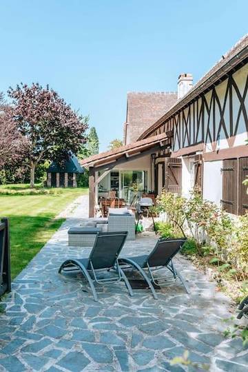 Gîte pour 10 personnes, avec vue ainsi que terrasse et jardin à Pennedepie