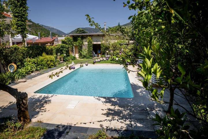 Location de vacances pour 2 personnes, avec jardin et piscine à Cisano sul Neva