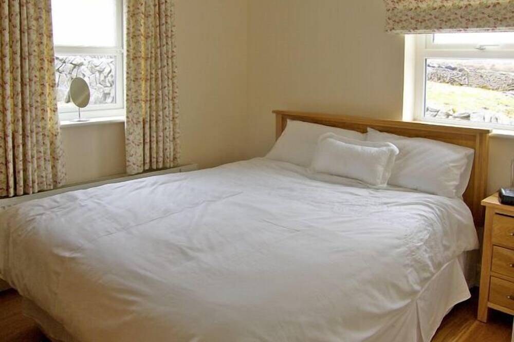 Dolmen Cottage, pet friendly in Kilfenora, County Clare in County Clare