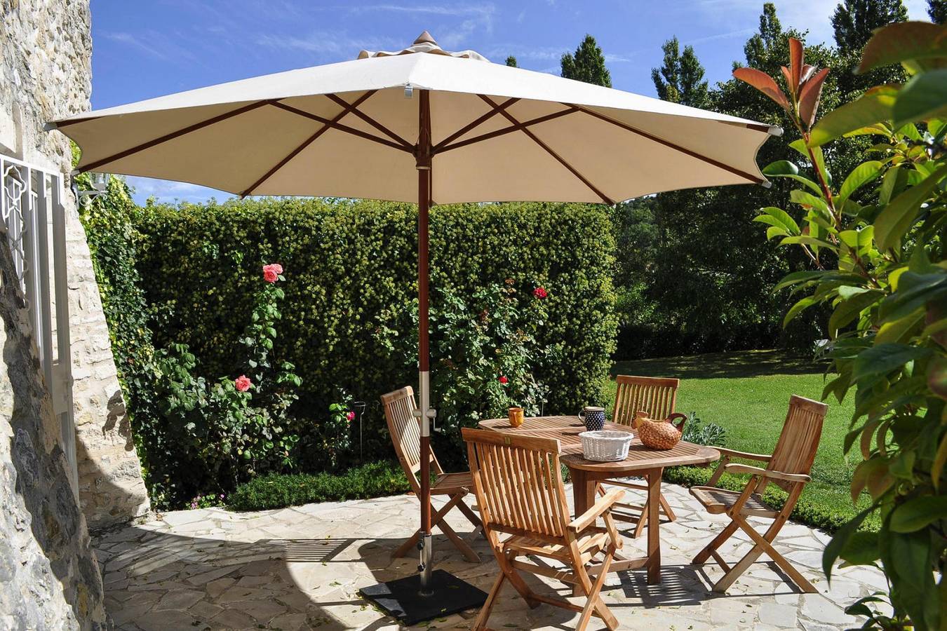Charmante Maison en Pierre avec Terrasse in Lussan, Région de Nîmes