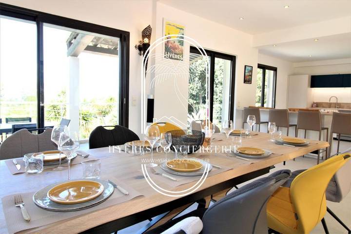 Location de vacances pour 10 personnes, avec jardin ainsi que piscine et vue dans Plage de la Madrague (Giens) - 3