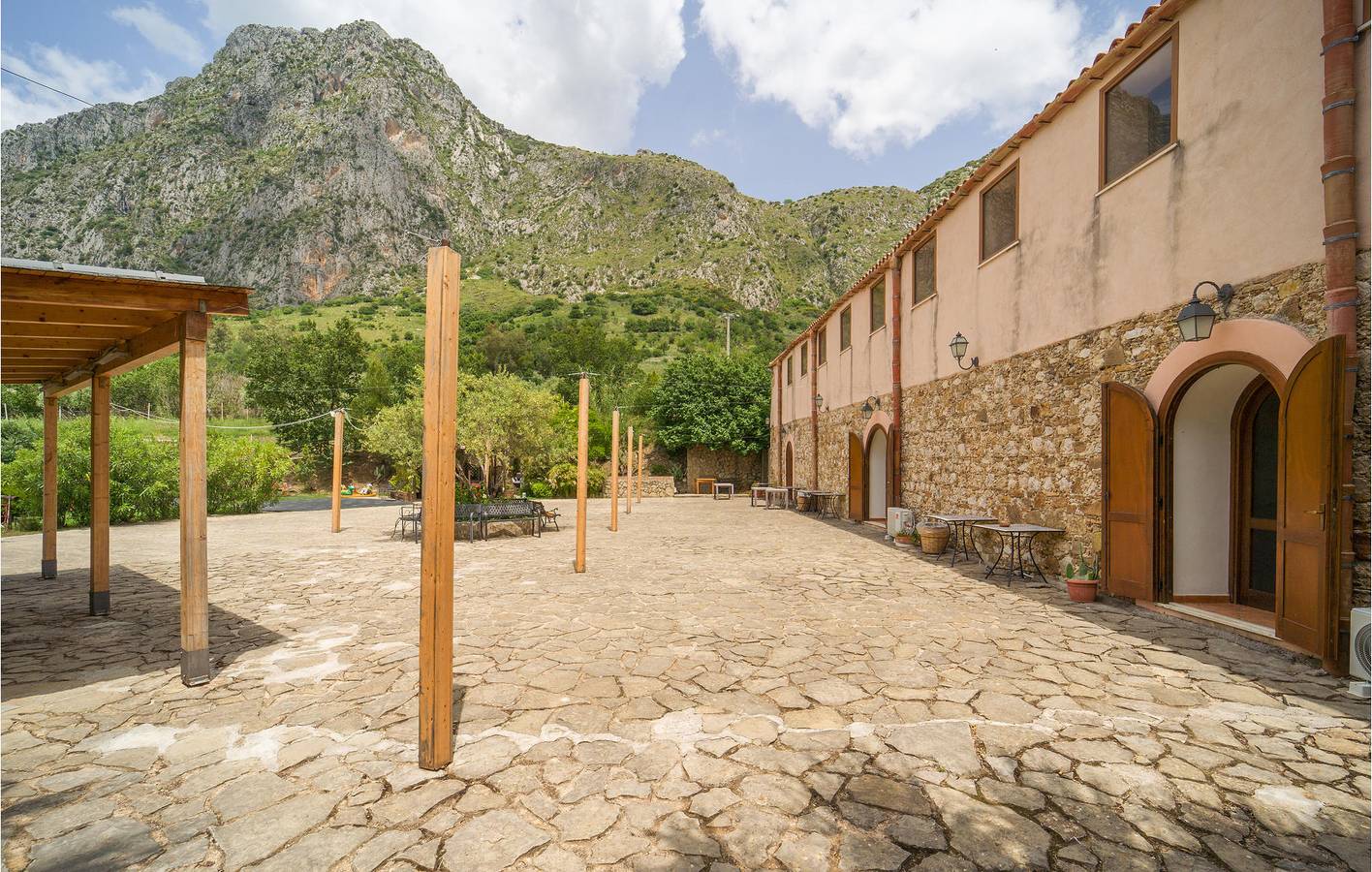 Appartement mit Poolterrasse: AC, Parkplatz & Küche in San Giuseppe Jato, Palermo Provinz