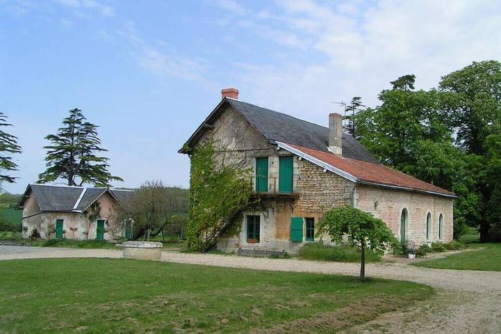 Gîte pour 11 personnes, avec terrasse et jardin à Ternay