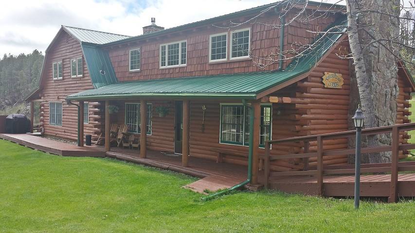 Lodge for 16 people, with yard in Mount Rushmore