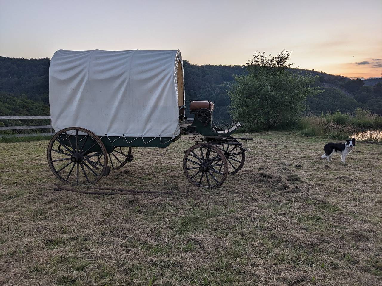 Glamping « La Calèche Western » à Lafarre – Aventure authentique en pleine nature in Haute-Loire