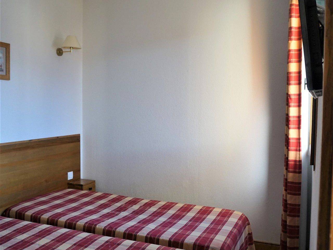 Entire apartment, Cosy apartment, 4 people, 5 min from slopes, covered parking in Orcières, Écrins National Park