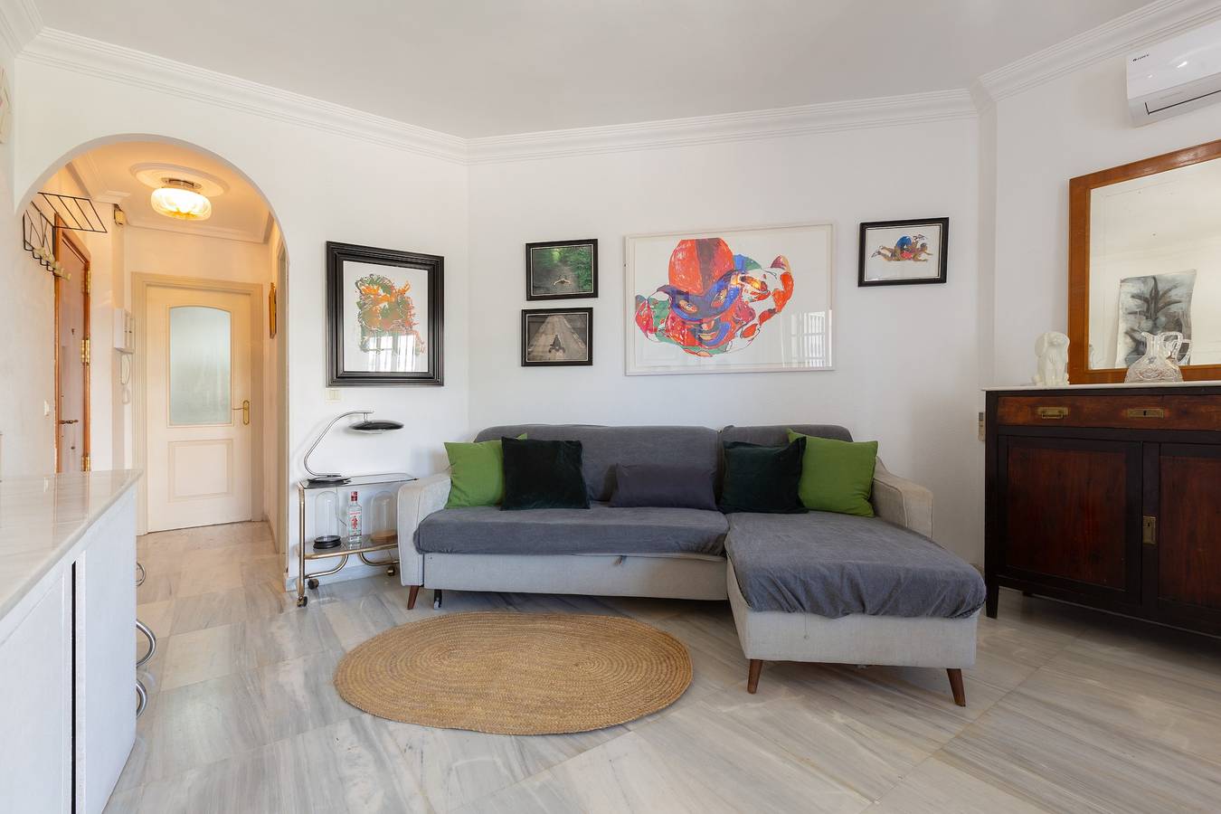 Entire apartment, 'Cute Apartment Oceanfront' with Sea View, Shared Pool & A/C in Benalmádena Costa, Benalmádena