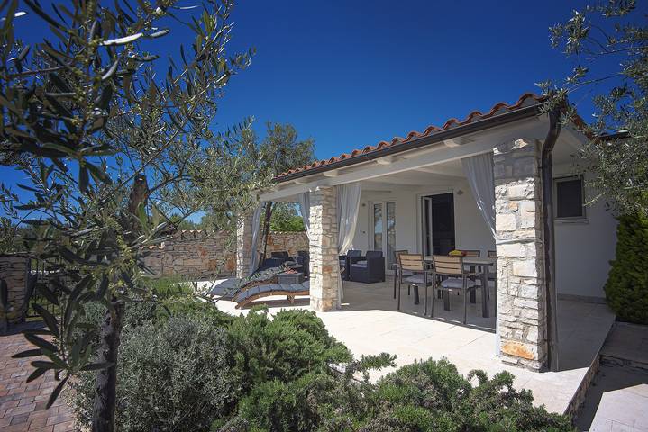 Ferienhaus für 6 Personen, mit Terrasse und Garten in Peroj - 2