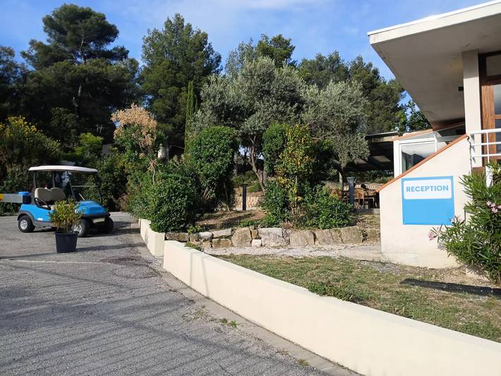 Mobil home pour 4 personnes, avec vue ainsi que terrasse et piscine à Puyloubier - 2