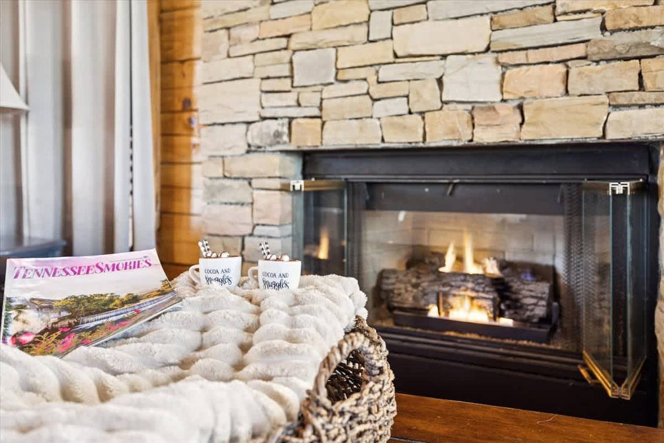 Ganze Wohnung, Firefly Holler Cabin by Beyond Expectations with Hot Tub in Pigeon Forge, Sevier County