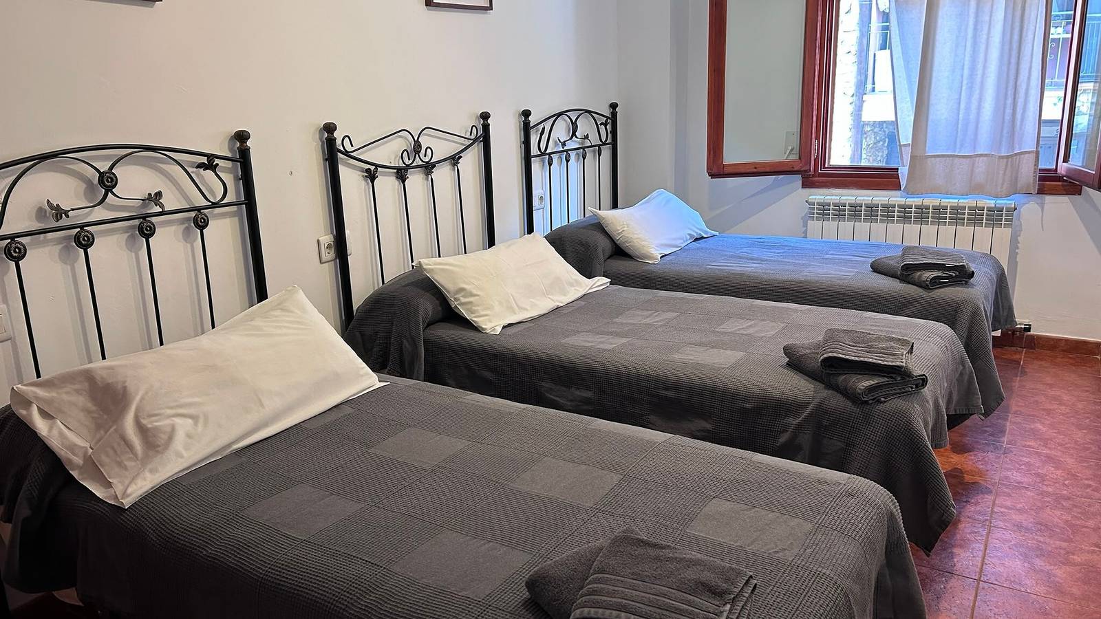 Apartamento entero, Apartamento 'Dos' con vistas a la montaña, terraza compartida y Wi-Fi in Guadalaviar, Muela de San Juan