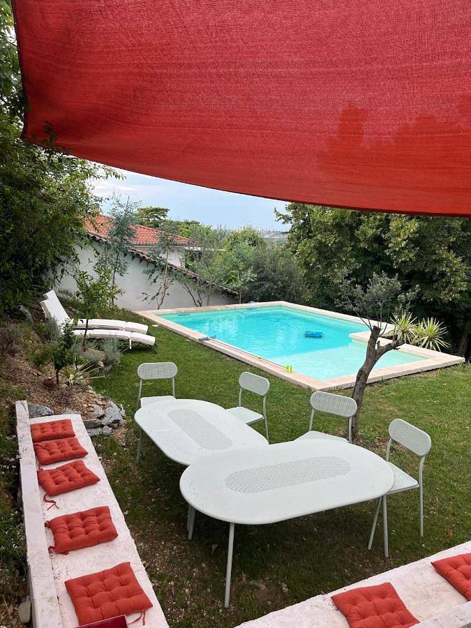 Location de vacances pour 8 personnes, avec vue et terrasse ainsi que piscine et jardin à Vernaison - 2