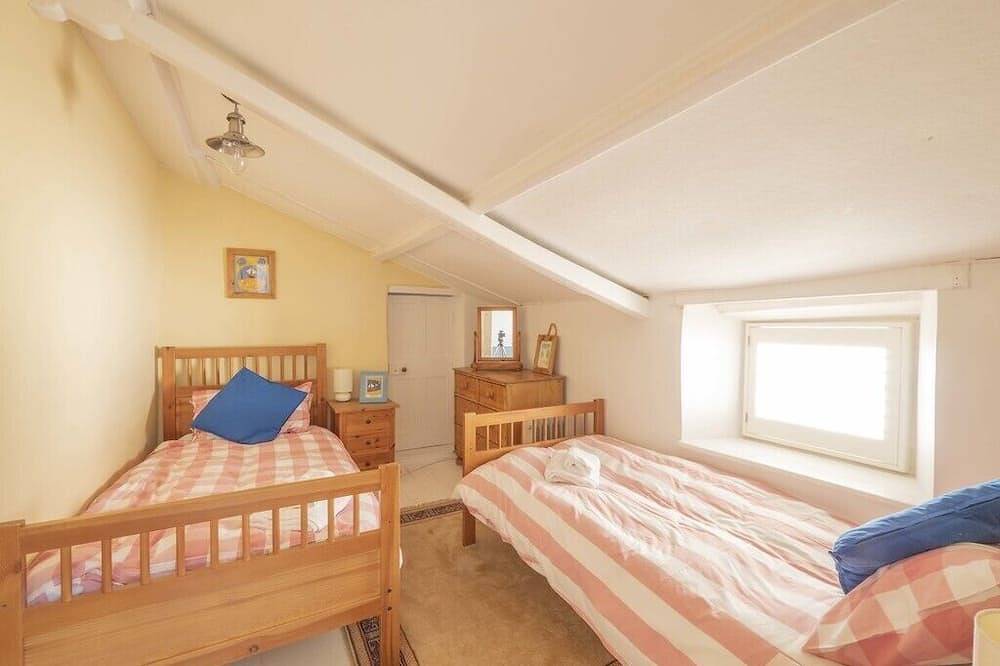 A beautiful harbourside four-bedroom cottage with harbour views in Boscastle, Pentire Point - Widemouth