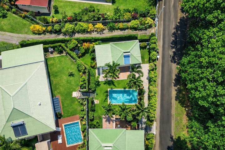 Gîte pour 2 personnes, avec piscine ainsi que terrasse et vue à Case-Pilote