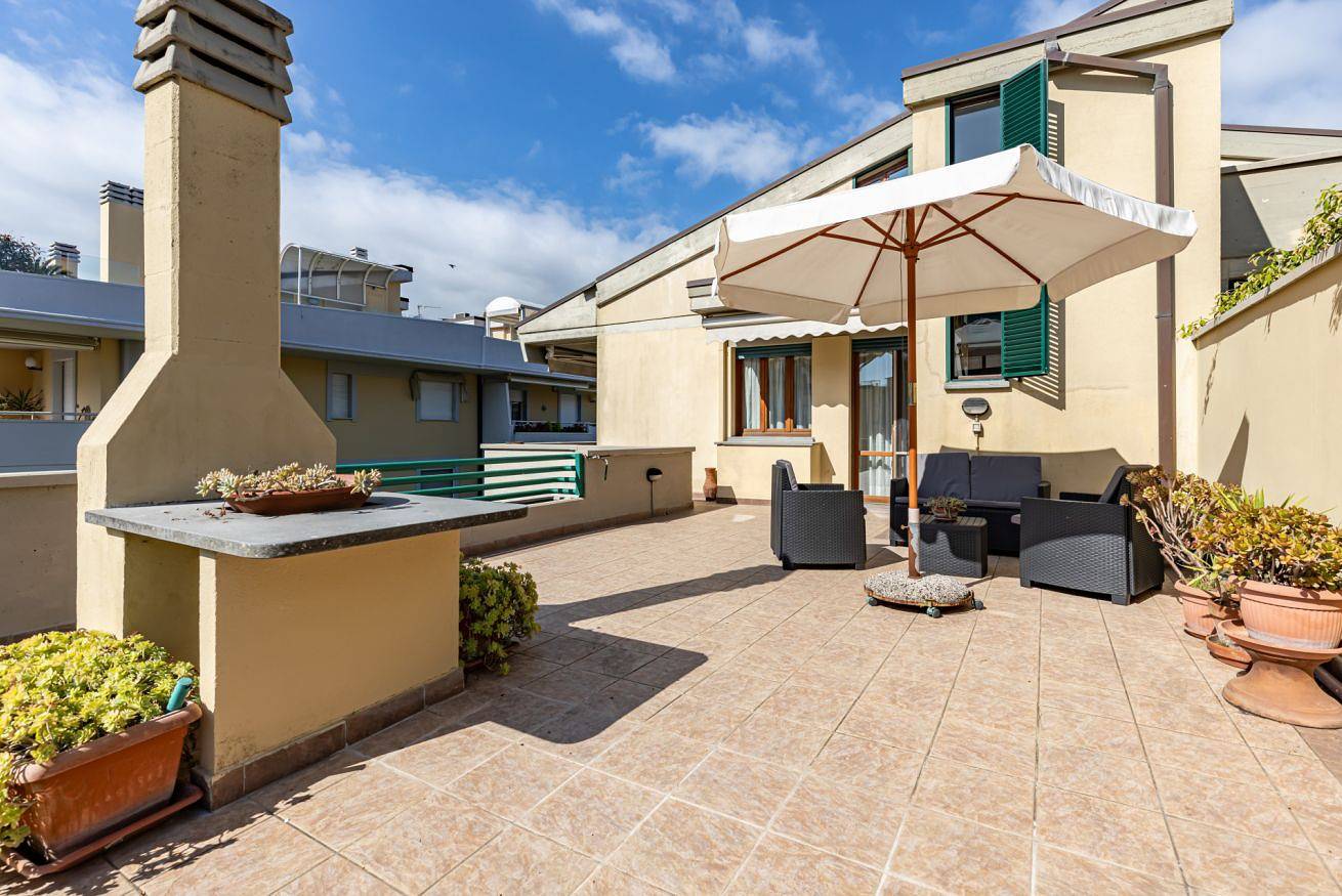Apartamento entero, Two-Levels Apartment with Terrace and Parking in Viareggio, Costa de la Maremma