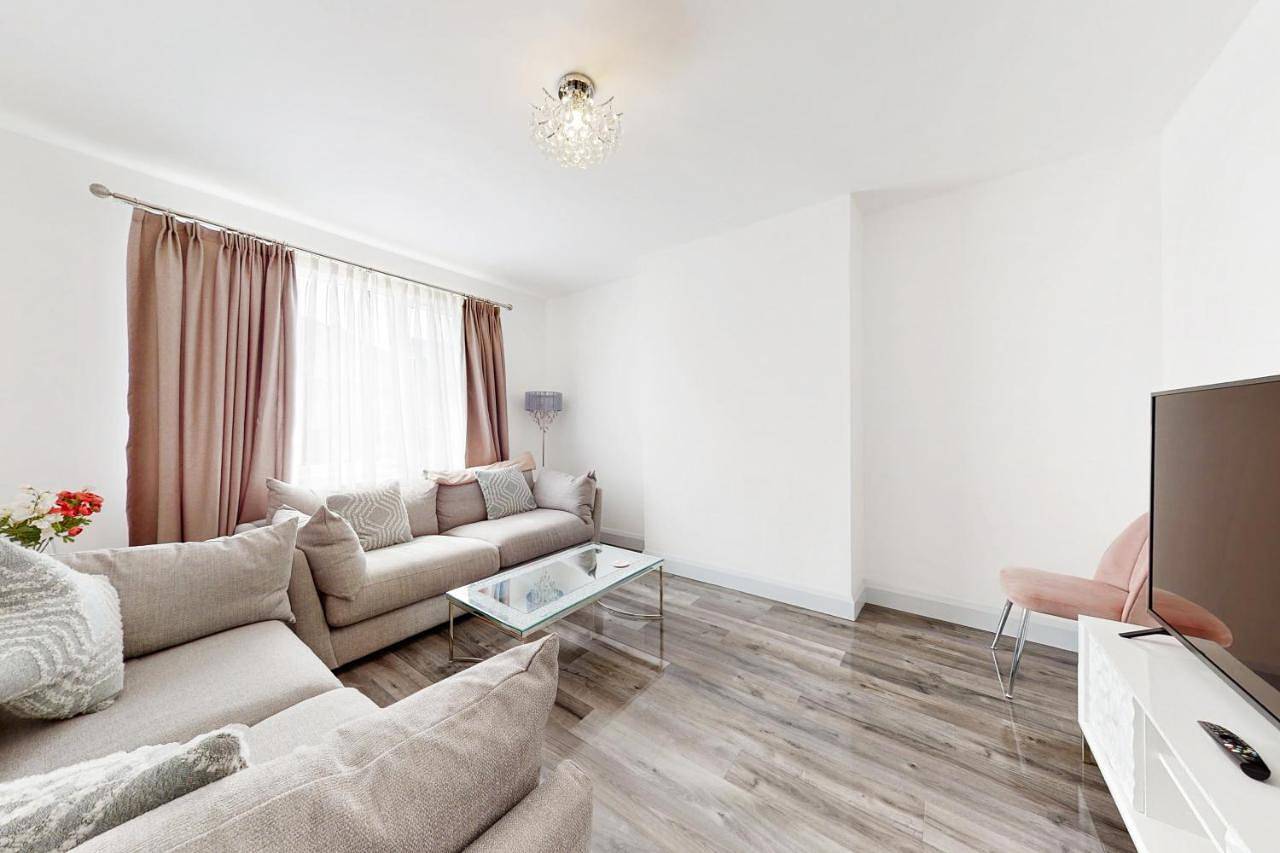 Modern 3 bedroom House with garden & private parking in Twickenham, London
