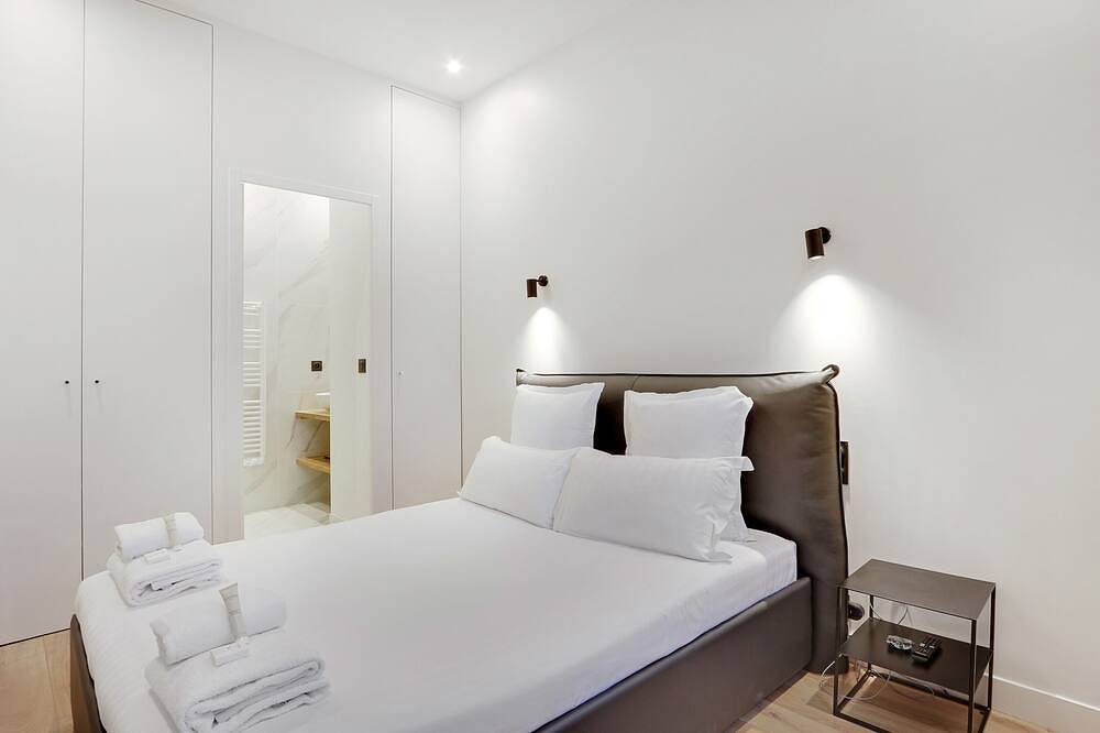 Entire apartment, A Unique & Exclusive Apartment in Neuilly sur Seine in Neuilly-sur-Seine, Hauts-de-Seine