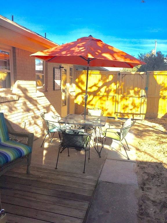 Ganze Wohnung, Hundefreundliche North End Cottage - Oceanside of Atlantic - 270 Schritte zum Strand! in Virginia Beach
