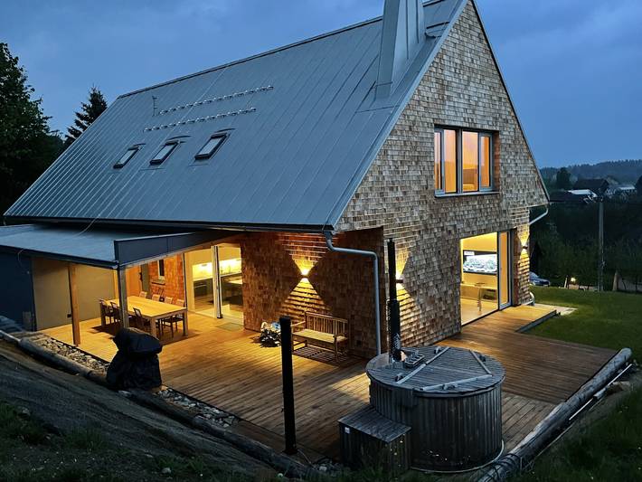 Vakantiehuis voor 14 personen, with sauna and whirlpool as well as terras and tuin in Noord-Bohemen