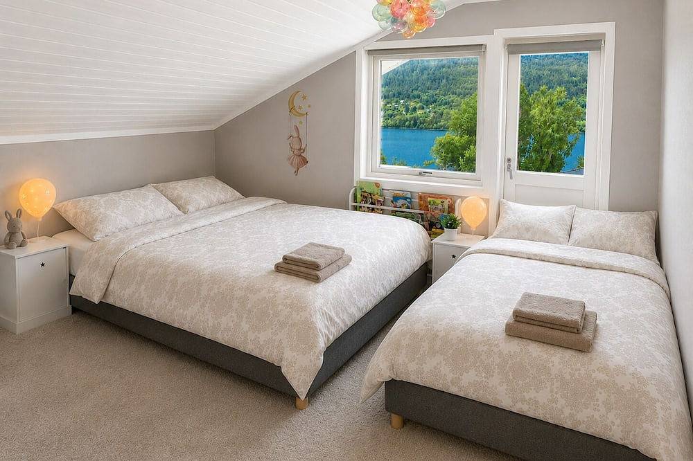 Idyllic Sunnmøre Escape house for up to 10 persons, with a Private Hot Tub+Sauna in Ålesund