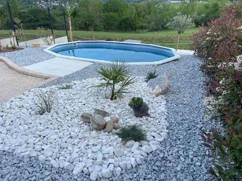 Gîte pour 4 personnes, avec jardin et piscine ainsi que terrasse et vue dans La Feuillade