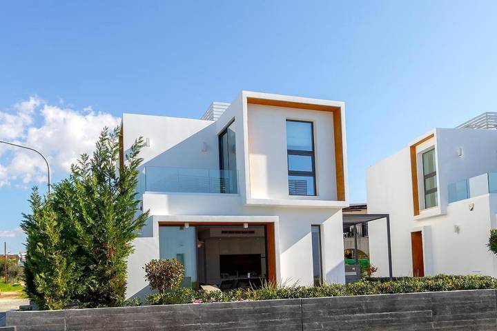 Villa for 6 people, with Terrace and Garden as well as Pool and View in Paphos